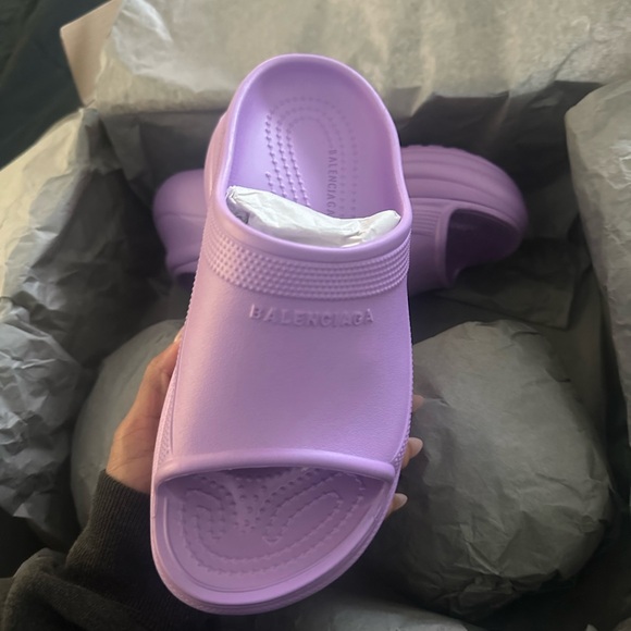 Balenciaga Lavender Pool Slide Crocs - Picture 4 of 8